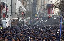 Des milliers de policiers sur la cinquième avenue de New York, rendent hommage à Jason Rivera, jeune policier tué par balle