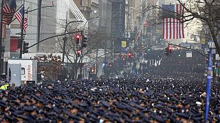Des milliers de policiers sur la cinquième avenue de New York, rendent hommage à Jason Rivera, jeune policier tué par balle
