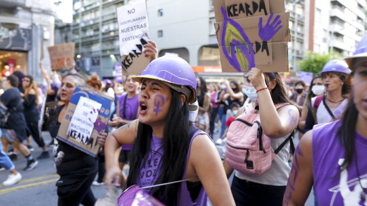 تظاهرت آلاف النساء الجمعة في وسط مونتيفيديو احتجاجا على العنف الجنسي، وندّدن بـ"ثقافة الاغتصاب" في أوروغواي، الجمعة 28 يناير 2022