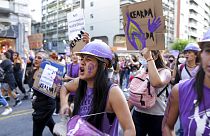 تظاهرت آلاف النساء الجمعة في وسط مونتيفيديو احتجاجا على العنف الجنسي، وندّدن بـ"ثقافة الاغتصاب" في أوروغواي، الجمعة 28 يناير 2022