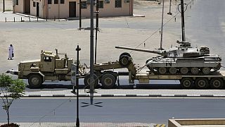 دبابة عسكرية يتم نقلها في مدينة نجران بالمملكة العربية السعودية بالقرب من الحدود مع اليمن، الخميس 23 أبريل / نيسان 2015.