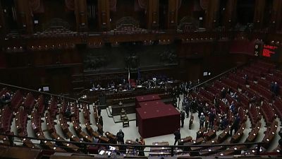 Vendredi 28 janvier, deux tours ont eu lieu au sein de l'hémicycle à Rome, alors qu'initialement pour protéger les élus, un seul tour par jour devait avoir lieu.