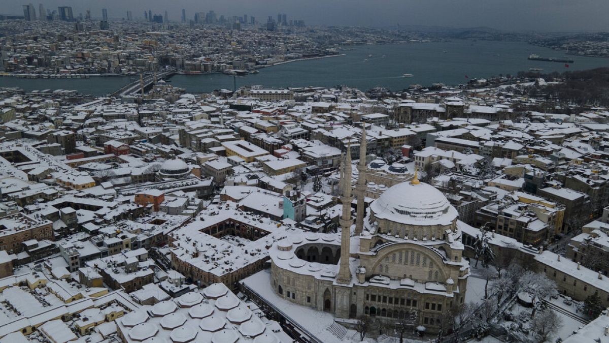 الثلوج تغطي الأسطح ومسجد Nuruosmaniye بعد تساقط الثلوج بغزارة في اسطنبول، تركيا، الثلاثاء 25 يناير 2022.