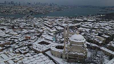 الثلوج تغطي الأسطح ومسجد Nuruosmaniye بعد تساقط الثلوج بغزارة في اسطنبول، تركيا، الثلاثاء 25 يناير 2022.