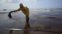 طواقم الإنقاذ تعمل على تنظيف شواطئ شرقي تايلاند من البقعة النفطية المتسربة.