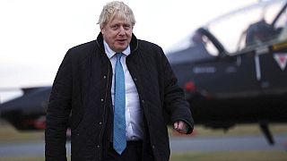 رئيس الوزراء البريطاني، بوريس جونسون، خلال زيارة إلى وادي سلاح الجو الملكي البريطاني، في أنجليسي، شمال ويلز، الخميس 27 يناير 2022