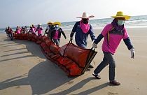 عمال يعملون على احتواء تسرب النفط قبالة ساحل رايونغ، شرق تايلاند، الجمعة 28 يناير 2022