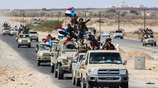 أفراد "ألوية العمالقة" الموالية للحكومة اليمنية والمدربة إماراتيا يتجمعون على أطراف مدينة عتق في طريقهم إلى الخطوط الأمامية في مواجهة المقاتلين الحوثيين، 28 يناير 2022