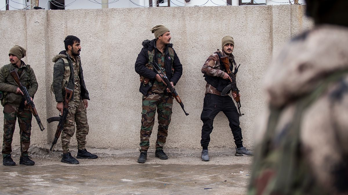 مقاتلون من قوات سوريا الديمقراطية الكردية في الحسكة شمال شرق سوريا. 