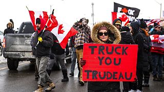 Une manifestante à Vaughan au Canada, sur la route menant à Ottawa, le 27 janvier 2022