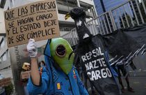 Manifestation devant les bureaux de Repsol à Lima au Pérou suite à une marée noire le 26 janvier 2022