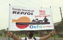 Protesta ante una refinería de Repsol en Perú