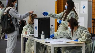 Eleitora vota nas legislativas antecipadas em Lisboa