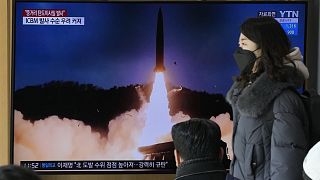 A dél-koreai Szöulban tévén követik a legújabb északi rakétatesztet