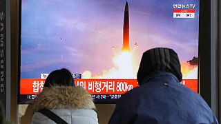 El misil lanzado por Corea del Norte visto por dos televidentes en la televisión