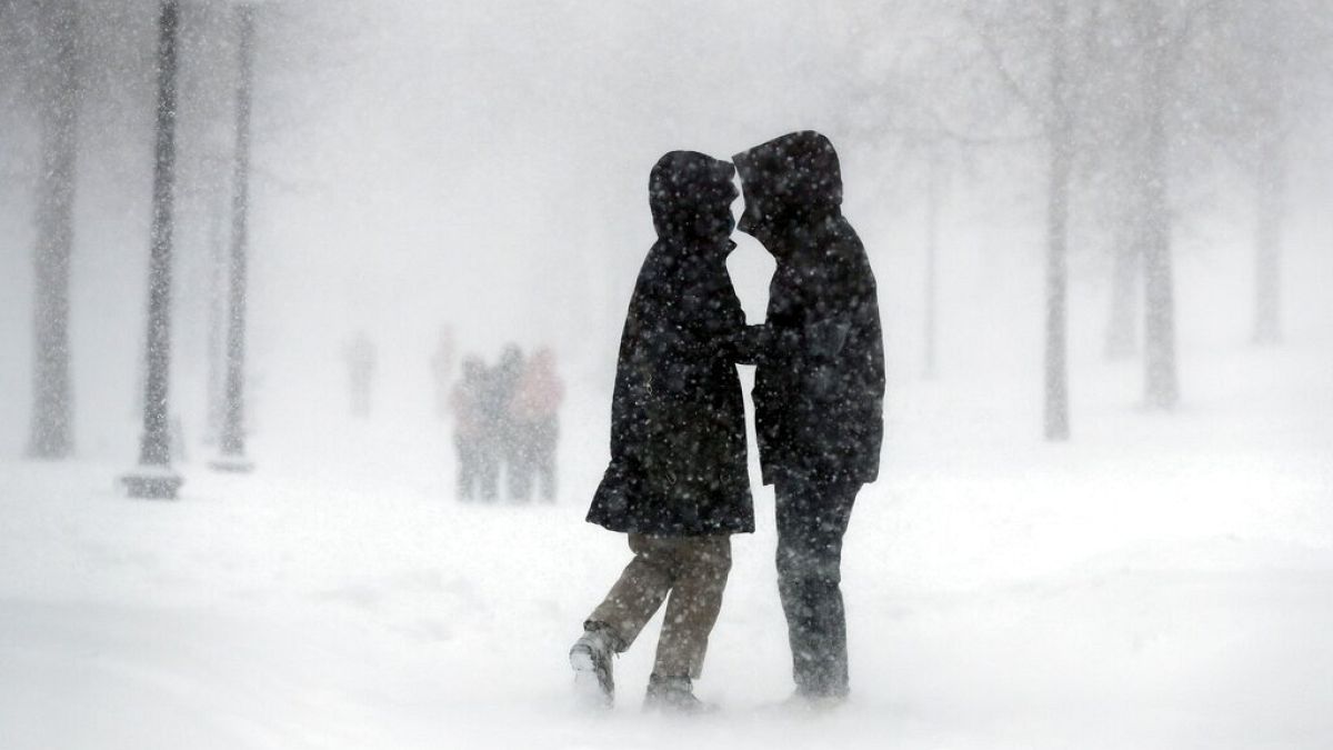 Paar in Boston im Schneesturm