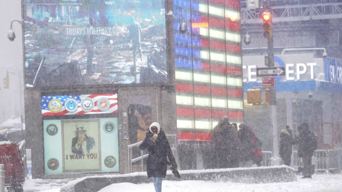 Σφοδρές χιονοπτώσεις στην Τάιμς Σκουέρ της Νέας Υόρκης