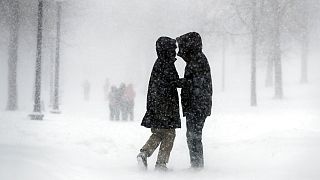 Paar in Boston im Schneesturm