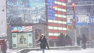 Σφοδρές χιονοπτώσεις στην Τάιμς Σκουέρ της Νέας Υόρκης