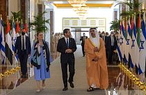 İsrail Cumhurbaşkanı Isaac Herzog ve eşini BAE Dışişleri Bakanı Şeyh Abdullah bin Zayed el Nahyan karşıladı