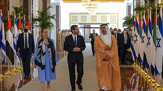 İsrail Cumhurbaşkanı Isaac Herzog ve eşini BAE Dışişleri Bakanı Şeyh Abdullah bin Zayed el Nahyan karşıladı