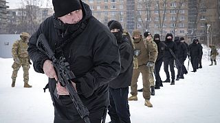 Des habitants s'entraînent près de Kiev, en Ukraine, dimanche 30 janvier 2022.
