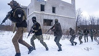 عناصر من حزب "الفيلق الوطني" اليميني المتطرف في أوكرانيا يجرون تدريبات عسكرية استعداداً لاجتياح روسي محتمل 29 يناير 2022