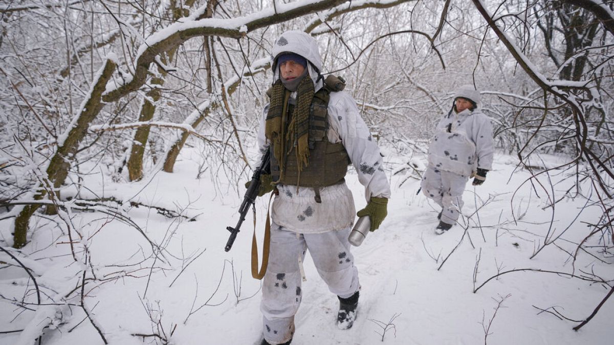 Ukrainische Soldaten gehen zu einem Außenposten an der Frontlinie in der Region Luhansk, 29.01.2022
