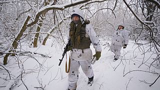 Tropas ucranianas prontas para o combate na linha da frente