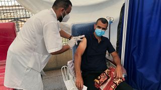 رجل يتلقى لقاحا للوقاية من فيروس كورونا خلال حملة التطعيم