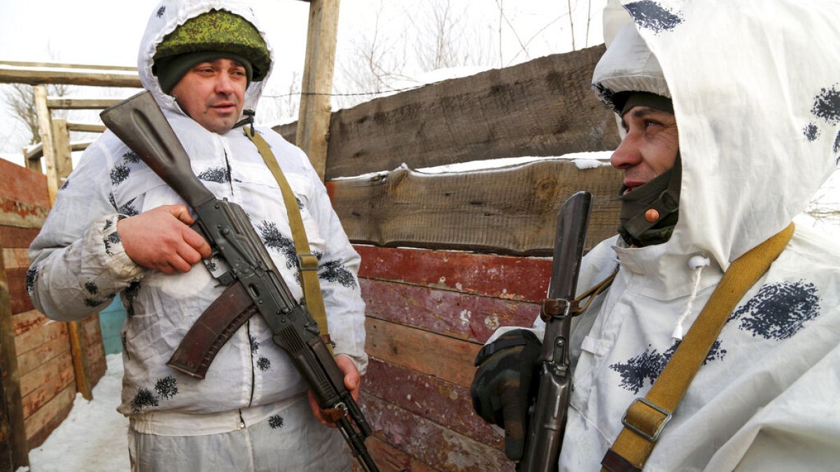 Des militaires discutent dans une tranchée sur le territoire contrôlé par les militants pro-russes dans la région de Donetsk jeudi 27 janvier 2022.