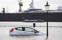 Αυτοκίνητο έχει παρασυρθεί από τα νερά στις πλημμύρες στο Αμβούργο της Γερμανίας