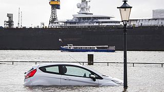 Une voiture est entourée d'eau à Hambourg, en Allemagne, dimanche 30 janvier 2022.