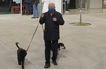 Portugals Ministerpräsident Costa mit seinen Hunden nach der Stimmabgabe