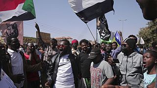 سودانيون خلال احتجاجات مناهضة للانقلاب الذي هز البلاد منذ الانقلاب العسكري قبل ثلاثة أشهر في الخرطوم، السودان، الأحد 30 يناير 2022