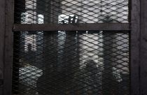 أحد أعضاء جماعة "الإخوان المسلمون" في داخل قفص المحكمة في سجن طرة. 22/08/2015