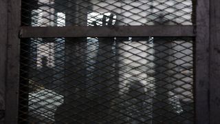 أحد أعضاء جماعة "الإخوان المسلمون" في داخل قفص المحكمة في سجن طرة. 22/08/2015