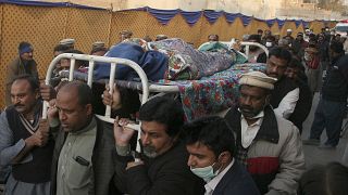 باكستانيون يحملون جثمان الكاهن المسيحي الأب وليام سراج.