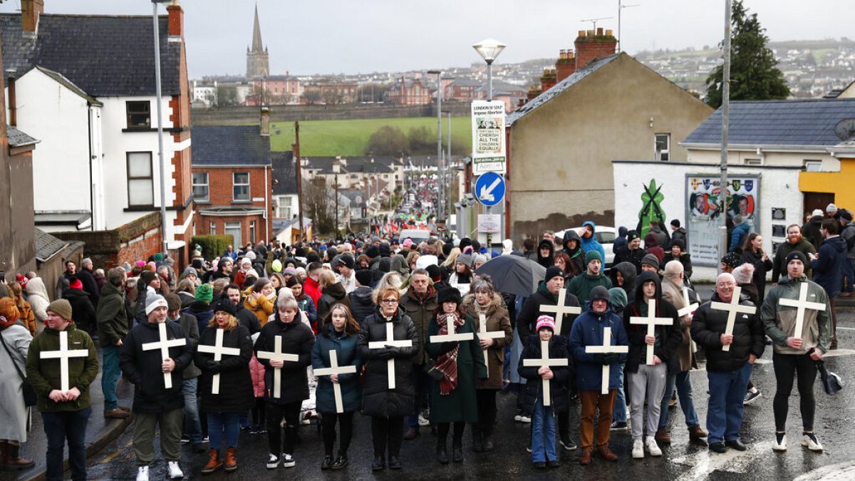 Les familles et proches des victimes ont marché dans la ville de Derry en Irlande du Nord où le drame a eu lieu il a 50 ans.