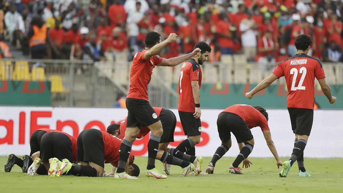 لاعبو منتخب مصر بعد تسجيل محمد صلاح هدفا بمرمى منتخب المغرب في بطولة كأس الأمم الإفريقية. 