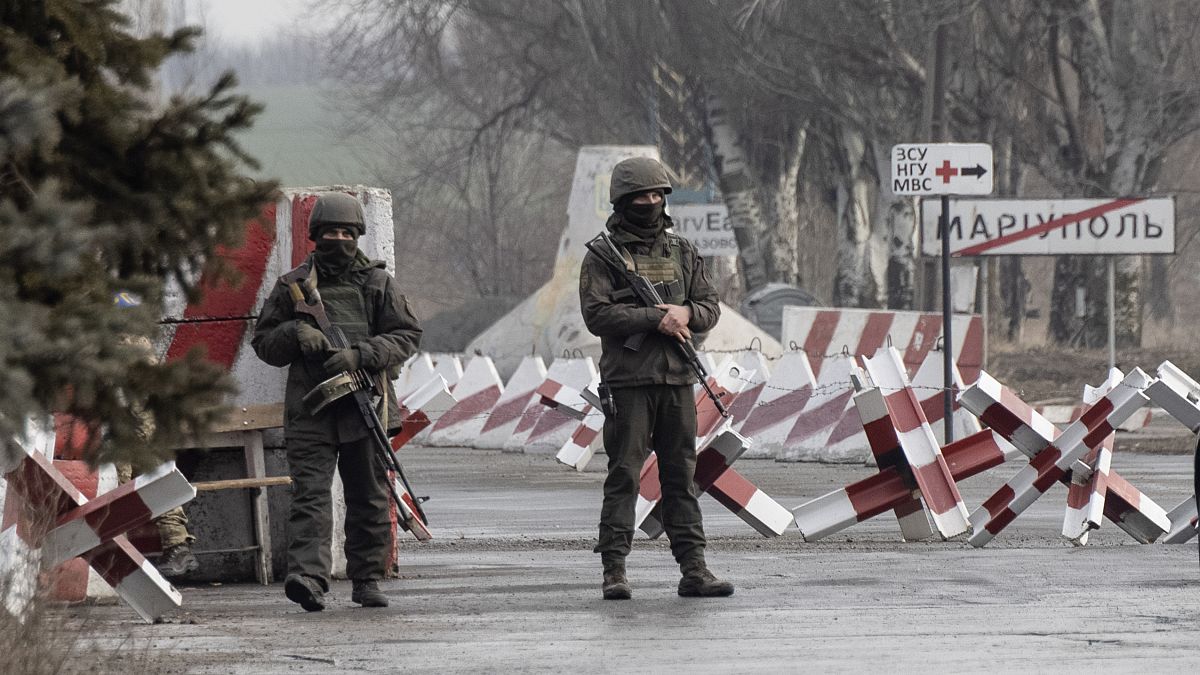 جنود أوكرانيون يقفون عند نقطة تفتيش بالقرب من الخط الفاصل عن المتمردين الموالين لروسيا، ماريوبول، منطقة دونيتسك