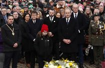 Le Premier ministre irlandais Micheal Martin rend hommage aux victimes du Blood Sunday lors de la cérémonie du 50è anniversaire de la manifestation meurtrière à Londonderry