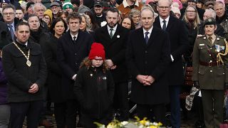 Le Premier ministre irlandais Micheal Martin rend hommage aux victimes du Blood Sunday lors de la cérémonie du 50è anniversaire de la manifestation meurtrière à Londonderry