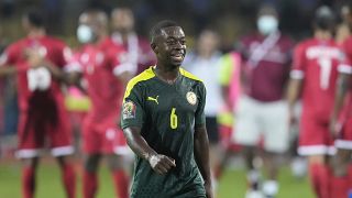 السنغالي نامباليز ميندي في نهاية مباراة ربع نهائي كأس الأمم الأفريقية 2022 بين السنغال وغينيا الاستوائية في ملعب أحمدو أهيدجو في ياوندي