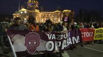 Protestas contra la polución del aire llenan las calles de Serbia