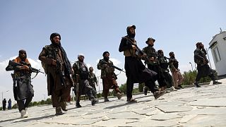 Başkent Kabil'de devriye gezen Taliban üyeleri 