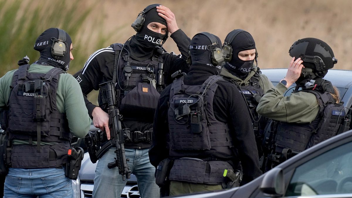 ضباط الشرطة يقفون حيث تم إطلاق النار على ضابطي شرطة أثناء بالقرب من كوسيل ، ألمانيا، يوم الاثنين 31 يناير 2022.