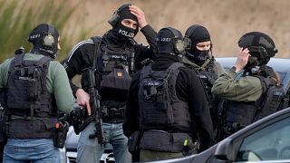 ضباط الشرطة يقفون حيث تم إطلاق النار على ضابطي شرطة أثناء بالقرب من كوسيل ، ألمانيا، يوم الاثنين 31 يناير 2022.