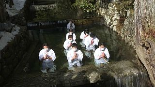 Buddhistisches Reinigungsritual in Japan: Priester beten im eisigen Fluss
