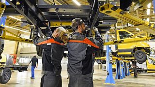 Рабочие собирают новый электрический фургон Deutsche Post на автозаводе Ford в немецком Кельне. Компания Ford заявила, что потратит 1 млрд долл. на его модернизацию.